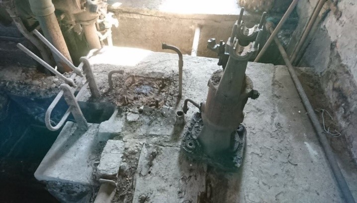 空壓機拆離底座，前方為換檔機構