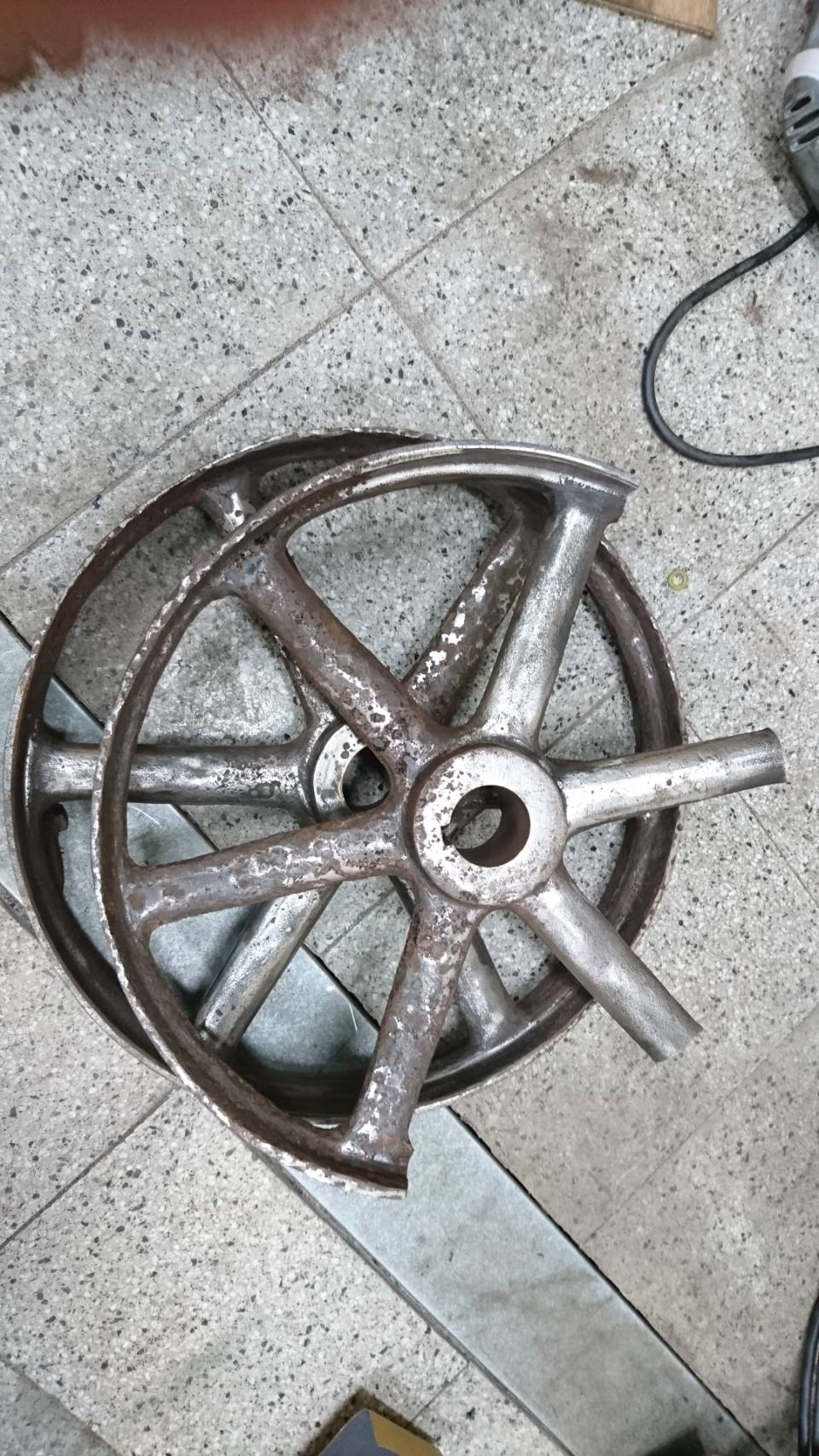 拆解零件、初步研磨